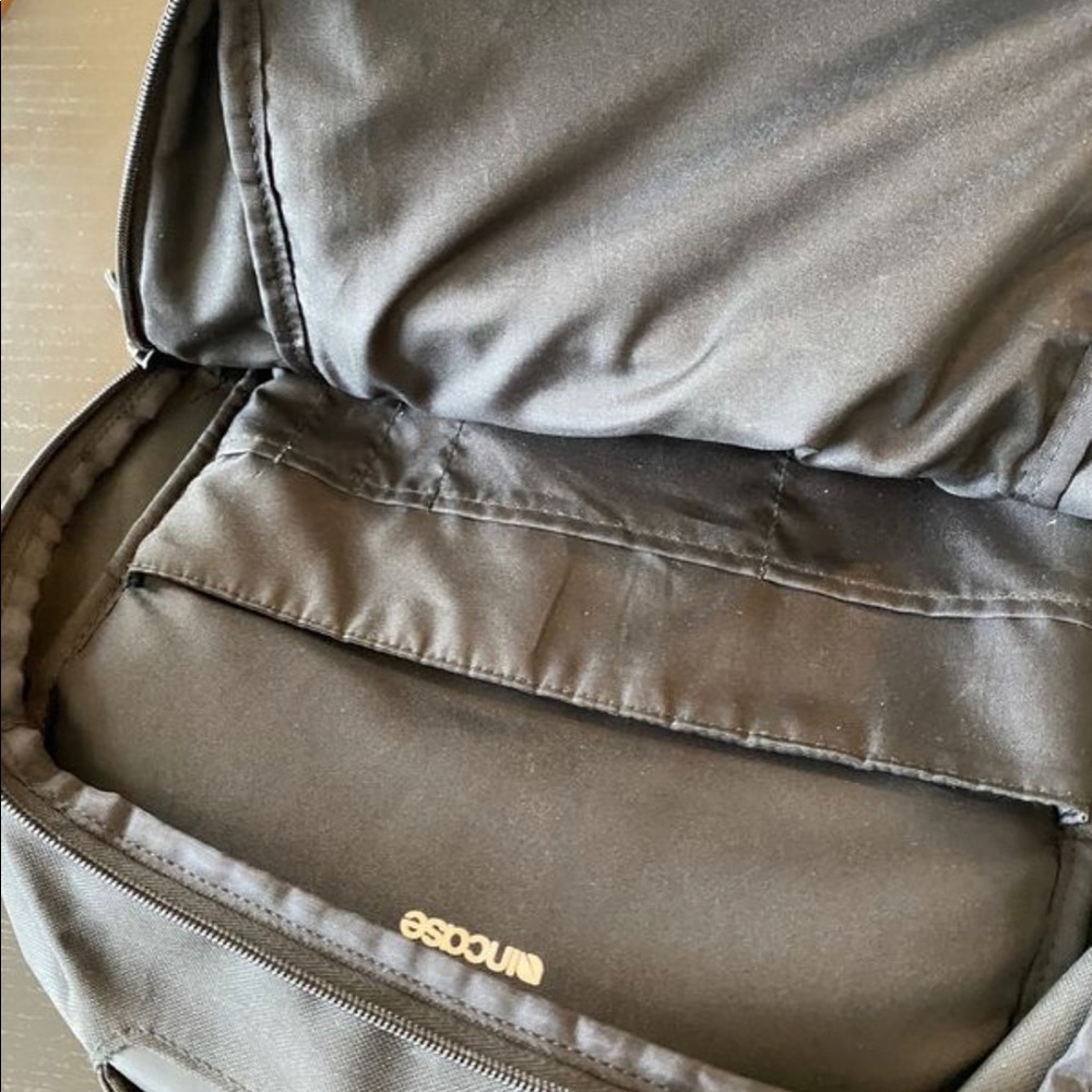 Apple Incase Backpack - Picture 3 of 4